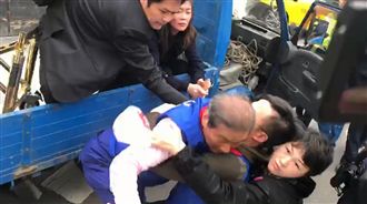 白狼抬棺綜藝摔！網酸：統促發大財