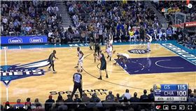 ▲『表弟』把黃蜂球員掉的鞋丟出場外被吹T。（圖／翻攝自Bleacher Report）