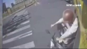 驚險瞬間！騎士撞大車捲進車底險遭輾