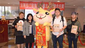 開春後首拍賣　台北分署送拍寶玩偶法務部行政執行署台北分署12日舉行拍賣會，邀請吉祥物「拍寶」到場向民眾祝賀，並於開標前舉辦抽獎活動，由分署長侯千姬（左2）抽出3位登記應買的民眾，分別贈送「拍寶」玩偶一隻。（台北分署提供）中央社記者蕭博文傳真　108年2月12日