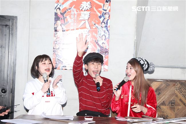 「恭喜八婆」電影特別找來網紅林進，與反骨甜心凡凡、琳坦3位來為電影造勢，而三人為了搶奪「八婆教主」的稱號，更是在活動上不顧形象的大聊特聊，凡凡還掀肚自曝長了痘痘搶版面。（記者邱榮吉/攝影）