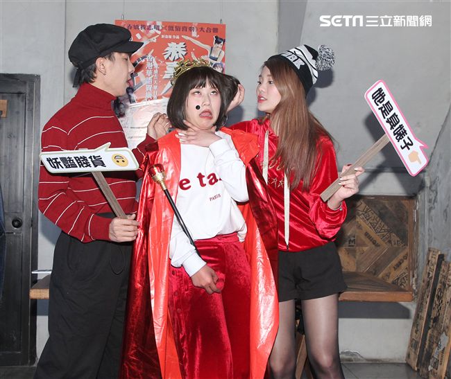 「恭喜八婆」電影特別找來網紅林進，與反骨甜心凡凡、琳坦3位來為電影造勢，而三人為了搶奪「八婆教主」的稱號，更是在活動上不顧形象的大聊特聊，凡凡還掀肚自曝長了痘痘搶版面。（記者邱榮吉/攝影）