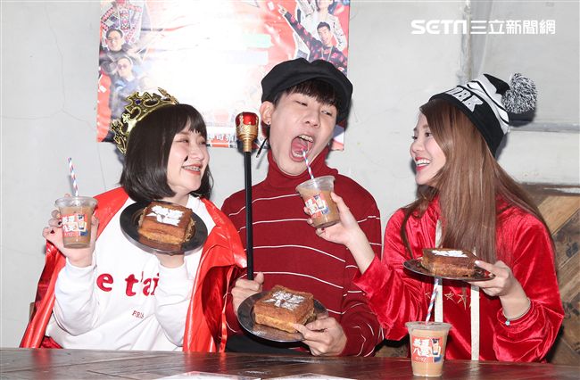 「恭喜八婆」電影特別找來網紅林進，與反骨甜心凡凡、琳坦3位來為電影造勢，而三人為了搶奪「八婆教主」的稱號，更是在活動上不顧形象的大聊特聊，凡凡還掀肚自曝長了痘痘搶版面。（記者邱榮吉/攝影）