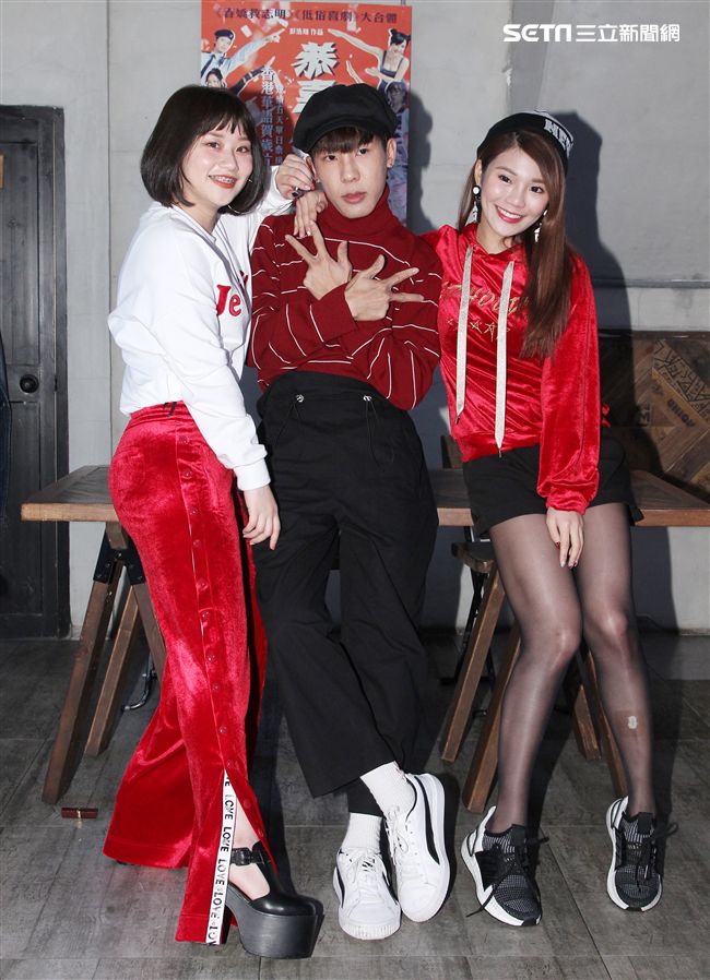 「恭喜八婆」電影特別找來網紅林進，與反骨甜心凡凡、琳坦3位來為電影造勢，而三人為了搶奪「八婆教主」的稱號，更是在活動上不顧形象的大聊特聊，凡凡還掀肚自曝長了痘痘搶版面。（記者邱榮吉/攝影）
