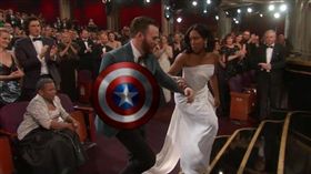 克里斯·伊凡攙扶吉娜金恩，神救援被合成美國隊長盾牌。（圖／翻攝自YouTube）