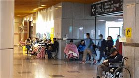 台大急診爆量  逾百人等住院（1）根據全國重度急救醫院急診即時資訊，台大醫院26日有超過百人等待住院，大廳兩側有不少人坐在輪椅上等待。中央社記者陳偉婷攝  108年2月26日