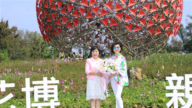 花博機械花唱「桃花過渡」　驚喜慶生