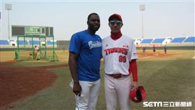 ▲富邦悍將多明尼加投手Henry Sosa（索沙）與KIA教練鄭成勳相見歡。（圖／記者蕭保祥攝影）