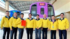 春節疏運表現亮眼  鄭文燦慰問桃捷（2）桃園市長鄭文燦（左4）26日前往桃捷公司慰問員工在春節期間加班的辛苦，除致贈新台幣30萬元的激勵獎金，同時釋出基本薪調薪3%等利多，盼提升全體員工士氣。中央社記者吳睿騏桃園攝  108年2月26日