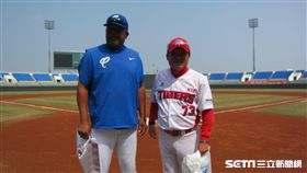 ▲富邦悍將總教練陳連宏（左）與KIA虎二軍監督朴興植春訓練習賽交換禮物。（圖／記者蕭保祥攝影）
