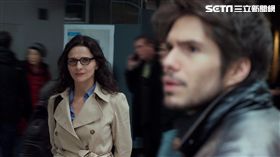 影后茱麗葉畢諾許在《別問我是誰》中，偽裝妙齡女孩，大談姊弟戀。（圖／金馬執委會提供）