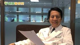 沈陳石銘理事長指出，要有效提早發現乳癌，成年後應定期讓專科醫師做超音波及理學檢查，35歲以上的女性，則建議每一年半至兩年做一次乳房攝影檢查。