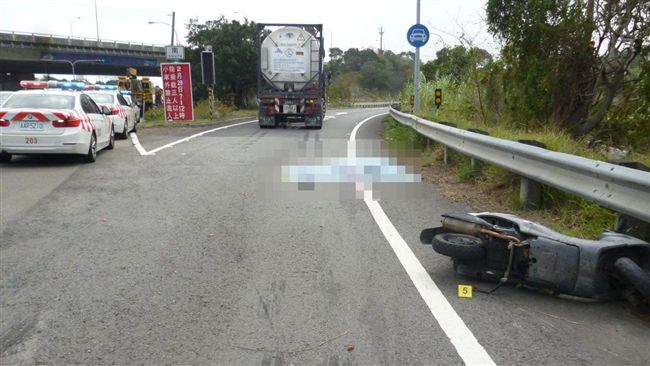 慈父騎車幫愛女取藥　慘遭大貨車輾斃