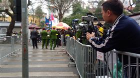 川金會在河內  金正恩抵達北韓領導人金正恩抵河內，記者聚集下榻飯店前，保安嚴密。中央社河內攝　108年2月26日