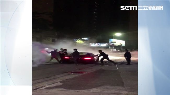 台中夜店大亂鬥！當街開扁滅火器砸車
