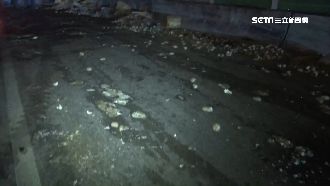 國道追撞翻車　13噸馬鈴薯掉滿地