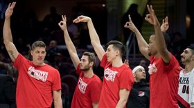 NBA／拓荒者困電梯　獲救畫面曝光 
NBA,波特蘭拓荒者 
翻攝自推特