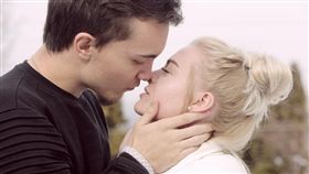 情侶,接吻,親親,戀愛（圖／翻攝自unsplash）