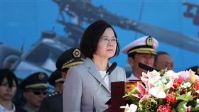 阿帕契直升機成軍典禮　蔡總統校閱讚戰力強總統蔡英文（中）17日在桃園市龍潭區龍城營區出席國軍AH-64E阿帕契攻擊直升機成軍典禮，蔡總統致詞說，看完阿帕契的空中分列及戰力展示，相信這個部隊是真的戰力強，更是防衛固守、重層嚇阻的戰力防線。中央社記者張皓安攝　107年7月17日