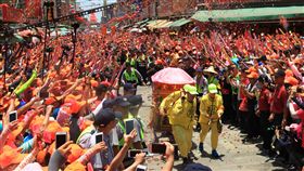 白沙屯媽祖到北港　盛況空前（1）苗栗通霄白沙屯拱天宮媽祖進香雲林北港朝天宮，18日上午抵達北港，受到各界熱烈歡迎，信眾人潮擠滿宮前廣場，彩紙紛飛，盛況空前。（北港朝天宮提供）中央社記者葉子綱傳真　107年5月18日