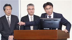 陳吉仲：台農發若賺錢　外界恐質疑賺農民錢媒體報導，台農發公司已虧損資本額1/3，農委會主委陳吉仲（右）27日在立法院表示，台農發若賺錢，外界可能懷疑在賺農民錢，台農發公司目標就是要把台灣農產品賣出去，預計今年會賣更多。中央社記者吳翊寧攝　108年2月27日