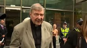 澳洲樞機主教派爾（George Pell）為他遭判的兒童性侵罪提出上訴，他今天抵達法院做最後一搏申請保釋時，大批憤怒的抗議者高聲大罵「蛆蟲」、「禽獸」。（圖／翻攝自Nine News Perth YouTube）