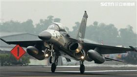國軍108年「漢光35號演習」戰備跑道起降」國道1號彰化花壇段將有IDF戰機起降。（記者邱榮吉/攝影）（資料照片）