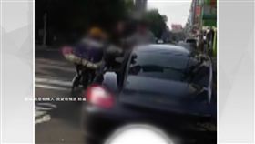 拾荒嬤擦撞保時捷，二度下跪求車主原諒。（圖／翻攝我是板橋人 我愛板橋區臉書）