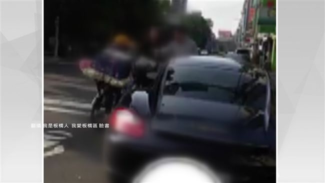 拾荒嬤擦撞保時捷　二度下跪哭求原諒