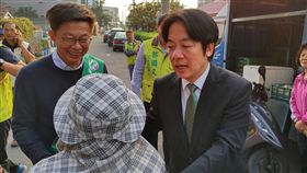 賴清德陪郭國文拜票（1）前行政院長賴清德（前右）26日上午陪民進黨台南市立委補選參選人郭國文（前左）到七股拜票，向選民懇託。中央社記者楊思瑞攝  108年2月26日