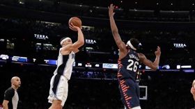 NBA／尼克菜鳥連搧飛人戈登2鍋！
NBA,紐約尼克,Mitchell Robinson,奧蘭多魔術,Aaron Gordon
翻攝自推特