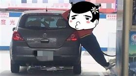 不少人都有自助加油的經驗，但有一名男子自助加油時，動作非常奇葩，不僅擺出一副撩人的姿勢，身體還斜躺在車身上。照片曝光後，掀起網友熱議，紛紛笑虧：「大哥在當模特兒啦！」（圖／翻攝自爆廢公社）