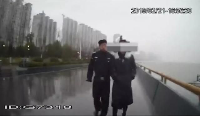 她忘不了渣男想跳江　情敵嚇到還人