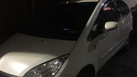 打電話請臨停駕駛移車　電話一打紙條旁竟亮起一道光…
圖／翻攝自爆怨公社臉書
https://www.facebook.com/groups/1027360687282981/permalink/2018990751453298/