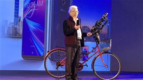 華碩發表新手機　找寶可夢阿伯站台電腦品牌廠華碩日前發表大電量手機ZenFone Max Pro (M2)，邀請一次用21支手機抓怪的「寶可夢阿伯」陳三元分享使用經驗。中央社記者吳家豪攝 108年2月26日