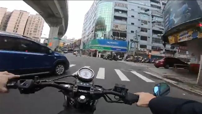 騎車哼「帥到分手」　唱到這句慘摔車