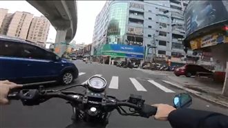 騎車哼「帥到分手」　唱到這句慘摔車