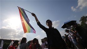 台灣同志遊行登場　彩虹旗飄揚2018台灣同志遊行27日登場，遊行民眾揮舞彩虹旗，希望同婚兩公投「民法婚姻章保障同性婚姻」及「性別平等教育」順利通過。中央社記者吳家昇攝　107年10月27日