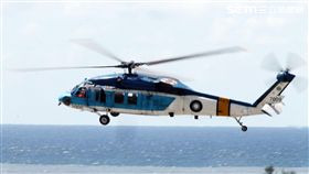S70C海鷗救護直升機實施吊掛救護操演。（記者邱榮吉/台東拍攝）