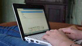 筆記型電腦,打電腦,用電腦,工作（示意圖／翻攝自PIXABAY）