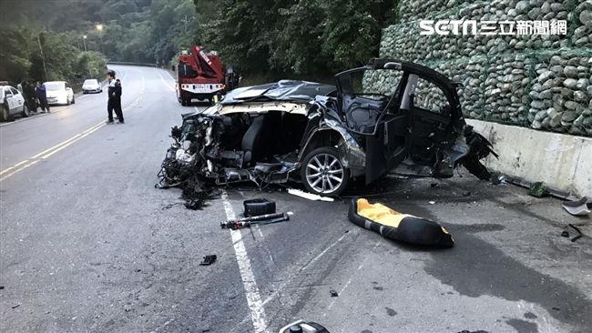 新北轎車自撞護欄　車上1命危3輕傷