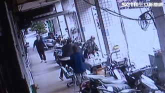 男不滿桌遭占用　男狠推老人致骨裂