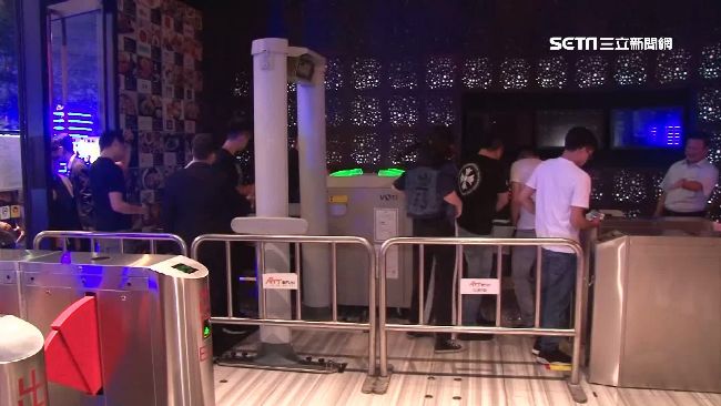 探測門如虛設？他竟成功攜鋁棒進夜店