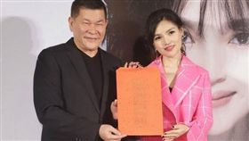 澎恰恰（左）是談詩玲新專輯的製作人，談詩玲送上大紅包感謝被虧。（圖／豪記）