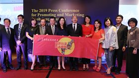 韓國瑜推銷高雄觀光行銷記者會合影高雄市長韓國瑜27日接續新加坡招商與參訪行程，圖為韓國瑜（右6）在高雄觀光行銷記者會中合影，向新加坡人推銷高雄美食與好山好水。中央社記者黃自強新加坡攝　108年2月27日