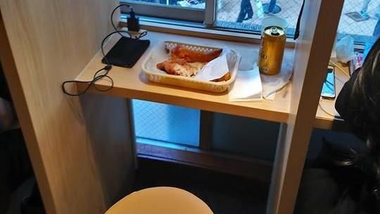 日本肯德基單人用餐區　網讚：超貼心