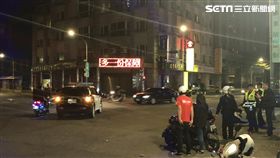 台北市警局保安大隊追捕嫌犯時，遭到加入追人行列的民眾追撞（翻攝畫面）