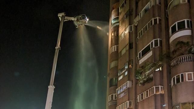 大樓深夜驚傳火警　疑婦蒸汗釀禍嗆傷