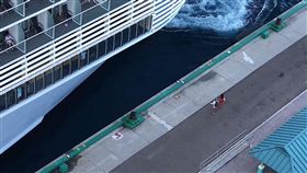 情侶搭郵輪度假大遲到　船長不理直接開走／YouTube