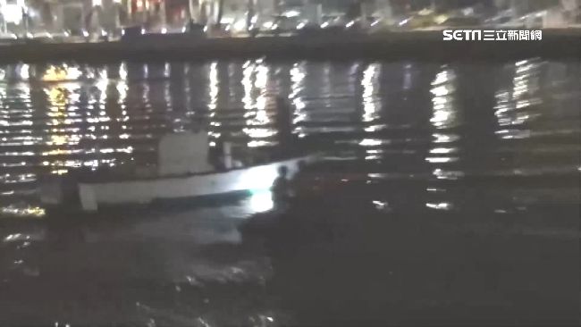 惡霸愛河違法捕魚！嗆警耍詐飆船逃逸